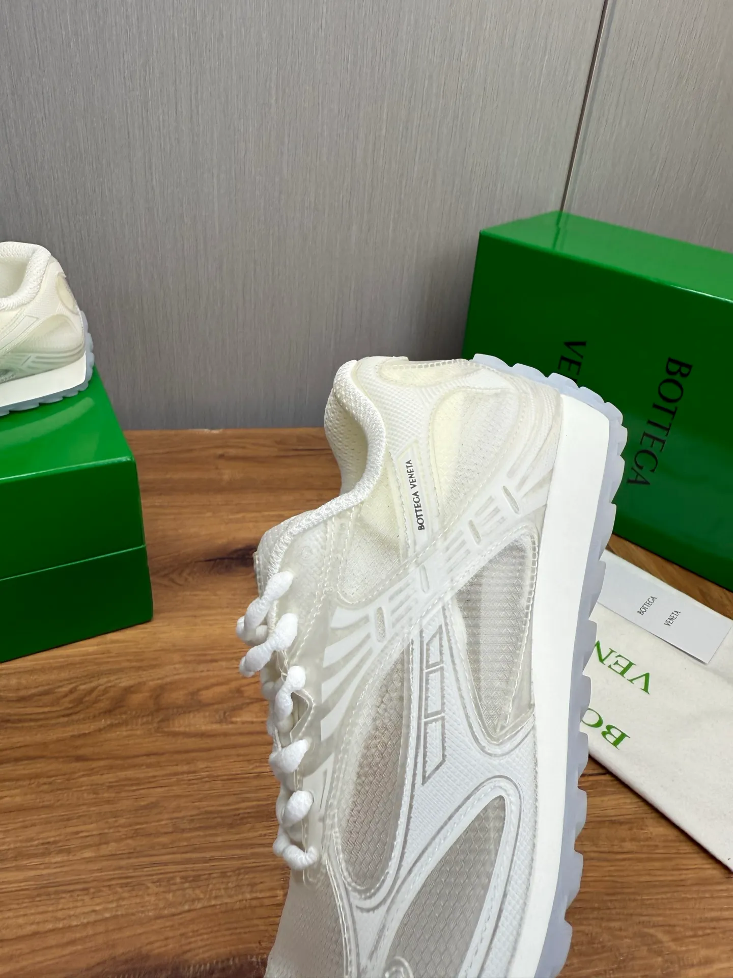 Men's men's shoes 💰620💰 BV top version 𝘽𝙊𝙏𝙏𝙀𝙂𝘼 𝙑𝙀𝙉𝙀𝙏𝘼 Orbit sneakers Wang Yibo same style couple style dad shoes 🩷💚 Runner sneakers, made of lightweight technical mesh fabric. Features a geometric patterned rubber outsole. Pay attention to the package craftsmanship ❕ High version shipping ❗️ Very nice, durable to play with and durable to make ✔️ Standard version 💯💯 The outsole is made of color-blocked TPU outsole. Women’s model 35-41 (40 41 customized) Men’s model 39-46 (45.46 customized) Equipped with original packaging